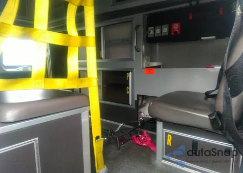 2010 Ford E-350 Super Duty Commercial/Recreational из США, поврежденный, VIN 1FDSS3ES8ADA83438